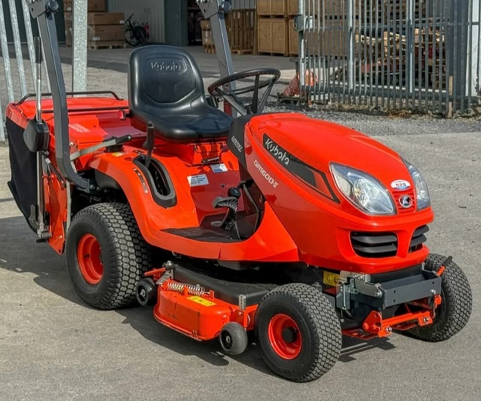 Kubota GR1600 Garden Tractor — image 1
