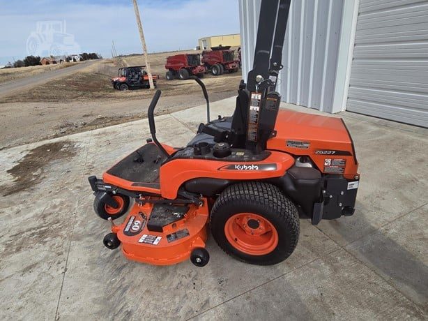 Kubota ZG227 Commercial Zero-Turn — image 4